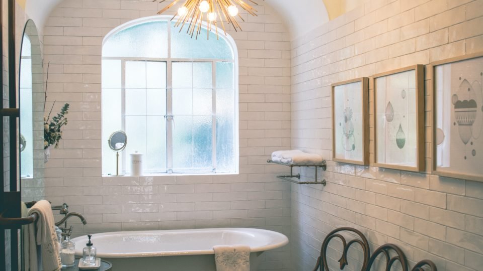 7 Beautiful Decorating Ideas For A French Country Bathroom